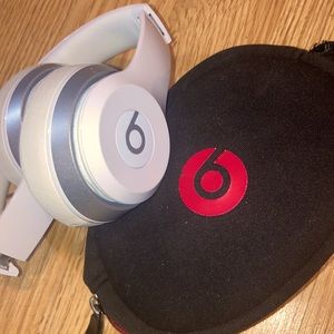White Beats By Dre (Excellent Condition)(With Case)